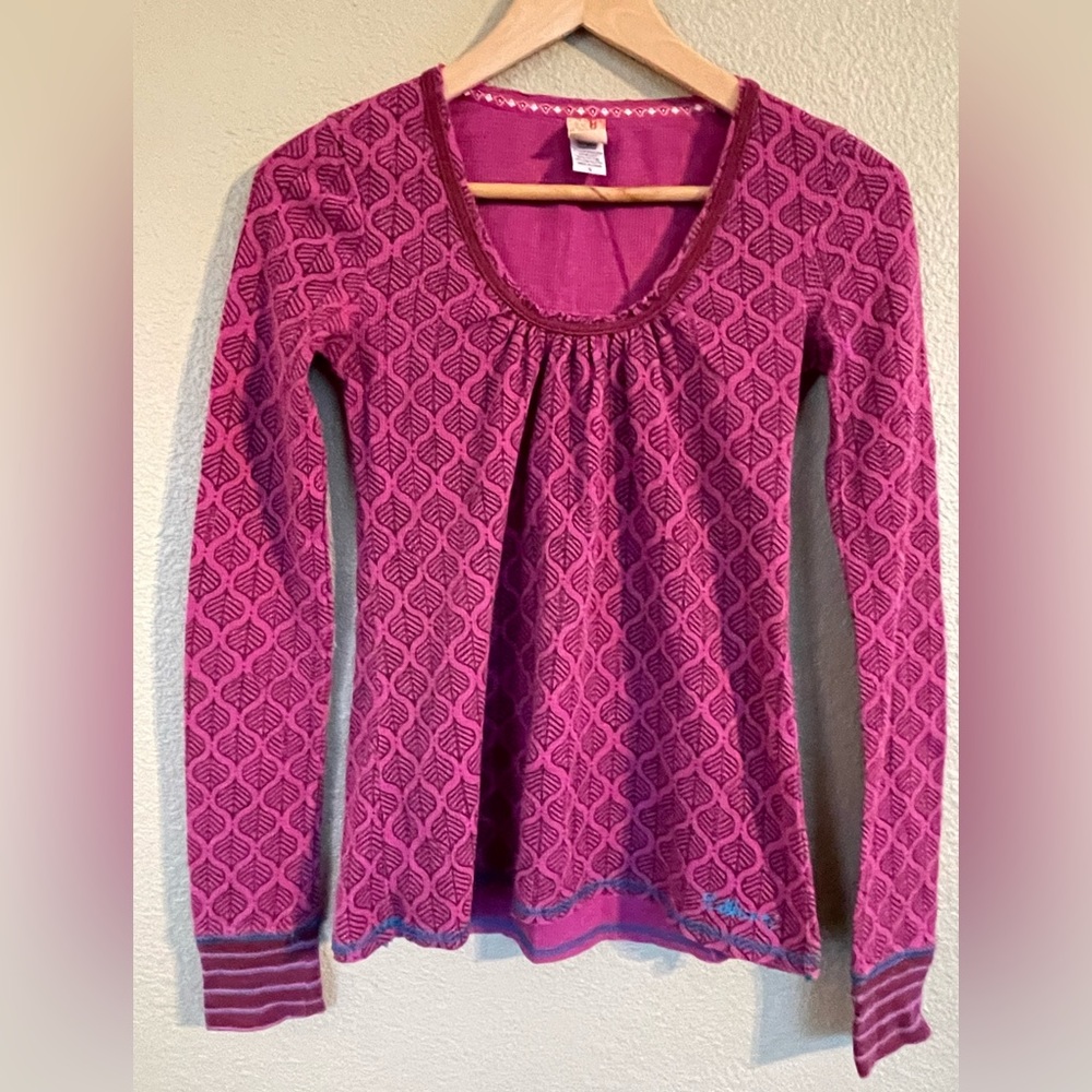 Patterned long sleeve, pleats on neck.